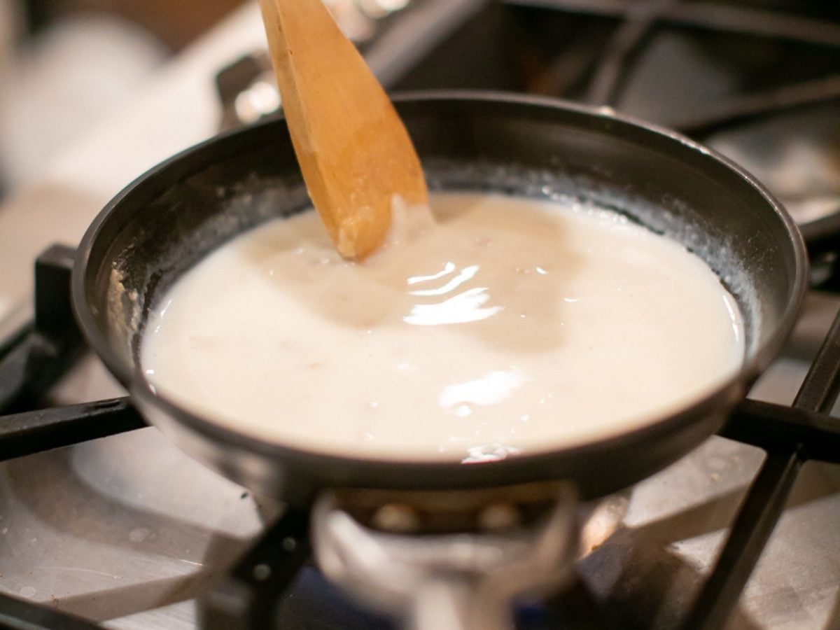 Homemade garlic alfredo sauce
