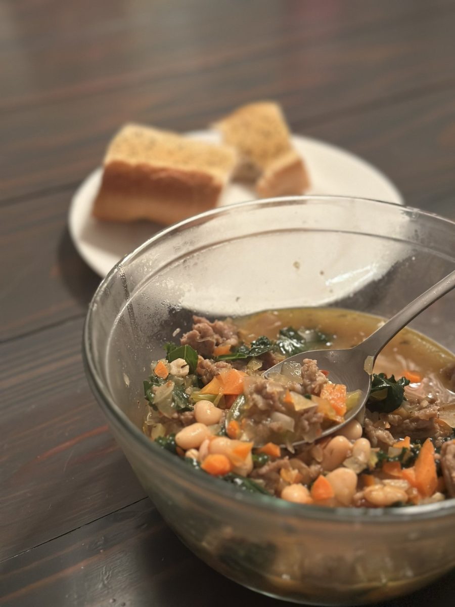 Tuscan white bean soup with bread