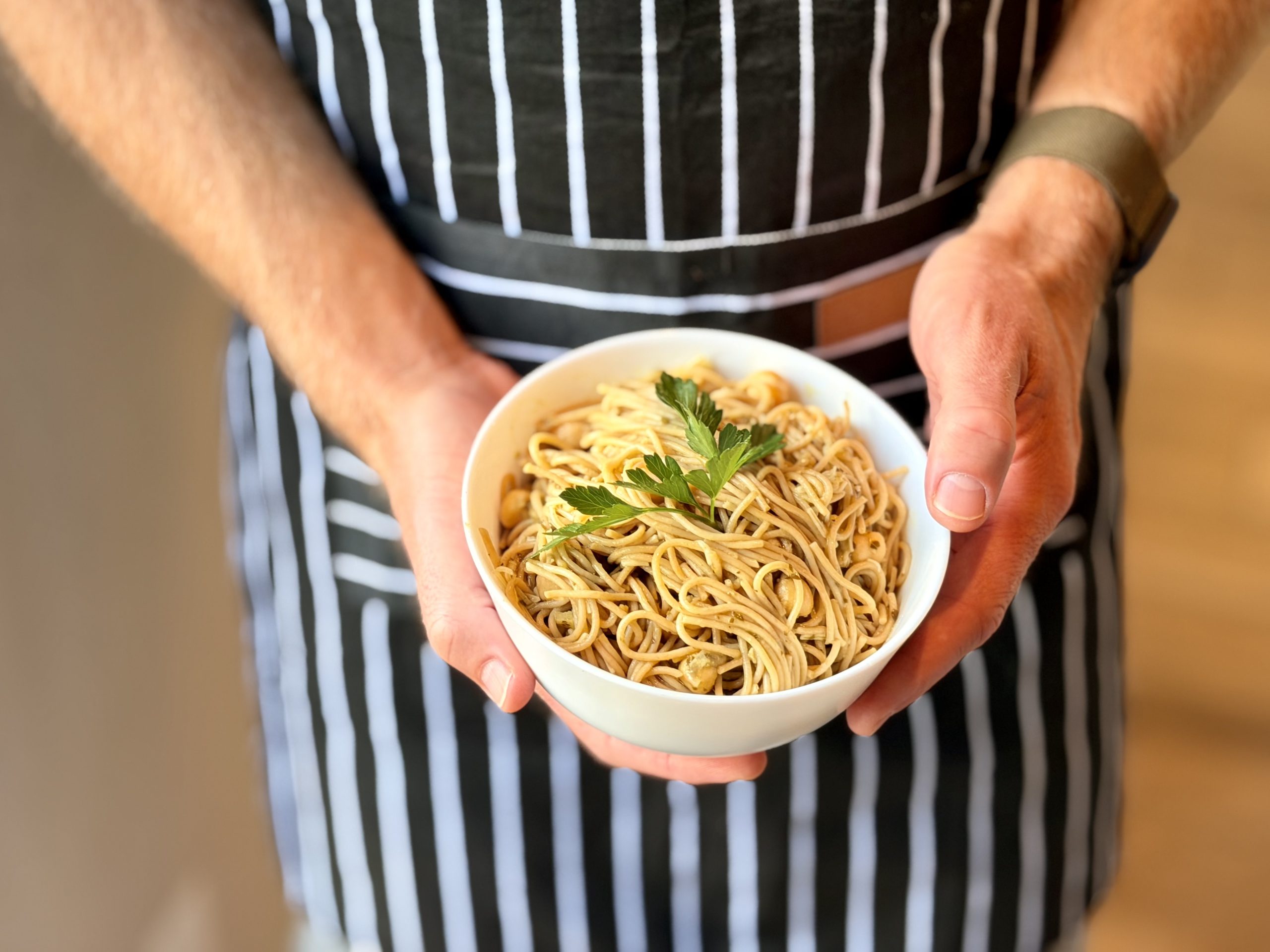 The Quick Pesto Chickpea Pasta That Turns 15 Minutes Into a Real Dinner